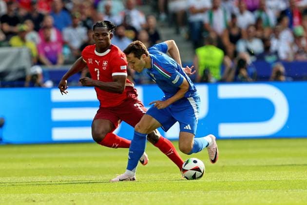 29.06.2024, xtgx, Fussball EM 2024 1 8 Finale, Schweiz - Italien emspor, v.l. Breel Donald Embolo (Schweiz) Federico Chiesa (Italien) Zweikampf, Aktion, action, battle for the ball (UEFA REGULATIONS PROHIBIT ANY USE OF PHOTOGRAPHS as IMAGE SEQUENCES and or QUASI-VIDEO) Berlin