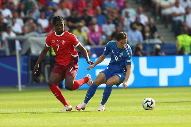 29.06.2024, xtgx, Fussball EM 2024 1 8 Finale, Schweiz - Italien emspor, v.l. Breel Donald Embolo (Schweiz) Federico Chiesa (Italien) Zweikampf, Aktion, action, battle for the ball (UEFA REGULATIONS PROHIBIT ANY USE OF PHOTOGRAPHS as IMAGE SEQUENCES and or QUASI-VIDEO) Berlin