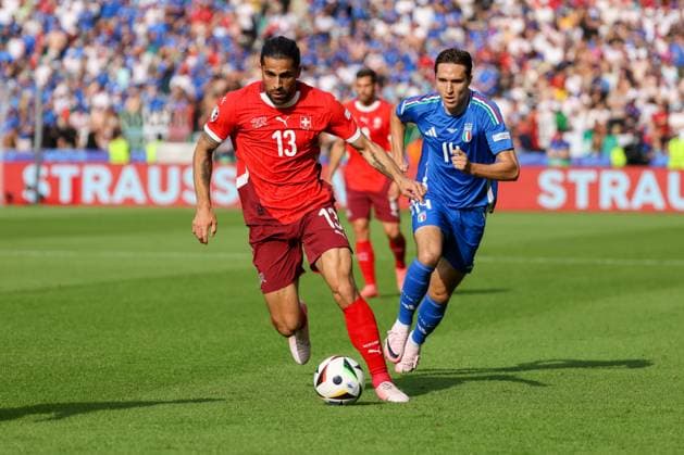 Ricardo Rodriguez (Schweiz, 13) im Zweikampf mit Federico Chiesa (Italien, 14) , Fussball, UEFA , Europa Meisterschaft, (Achtelfinale) 2024, Schweiz vs. Italien, 29.06.2024, Olympiastadion Berlin, Berlin, Deutschland Berlin Olympiastadion Berlin Berlin Deutschland Copyright: xGrantxHubbsx