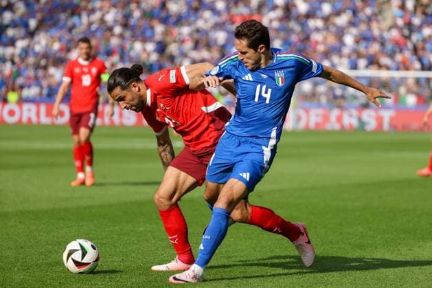 Ricardo Rodriguez (Schweiz, 13) im Zweikampf mit Federico Chiesa (Italien, 14) , Fussball, UEFA , Europa Meisterschaft, (Achtelfinale) 2024, Schweiz vs. Italien, 29.06.2024, Olympiastadion Berlin, Berlin, Deutschland Berlin Olympiastadion Berlin Berlin Deutschland Copyright: xGrantxHubbsx