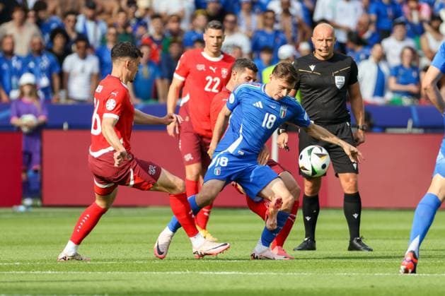 Nicolo Barella (Italien, 18) am Ball, dahinter Schiedsrichter Szymon Marciniak (Polen) , Fussball, UEFA , Europa Meisterschaft, (Achtelfinale) 2024, Schweiz vs. Italien, 29.06.2024, Olympiastadion Berlin, Berlin, Deutschland Berlin Olympiastadion Berlin Berlin Deutschland Copyright: xGrantxHubbsx
