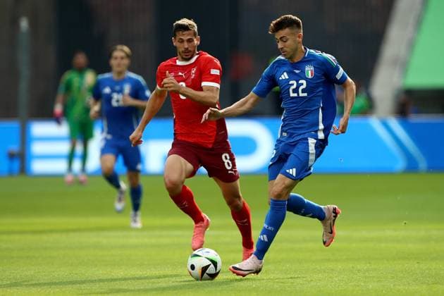 29.06.2024, xtgx, Fussball EM 2024 1 8 Finale, Schweiz - Italien emspor, v.l. Remo Freuler (Schweiz) Stephan El Shaarawy (Italien) Zweikampf, Aktion, action, battle for the ball (UEFA REGULATIONS PROHIBIT ANY USE OF PHOTOGRAPHS as IMAGE SEQUENCES and or QUASI-VIDEO) Berlin