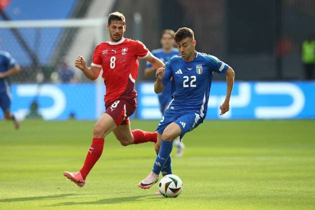 29.06.2024, xtgx, Fussball EM 2024 1 8 Finale, Schweiz - Italien emspor, v.l. Remo Freuler (Schweiz) Stephan El Shaarawy (Italien) Zweikampf, Aktion, action, battle for the ball (UEFA REGULATIONS PROHIBIT ANY USE OF PHOTOGRAPHS as IMAGE SEQUENCES and or QUASI-VIDEO) Berlin