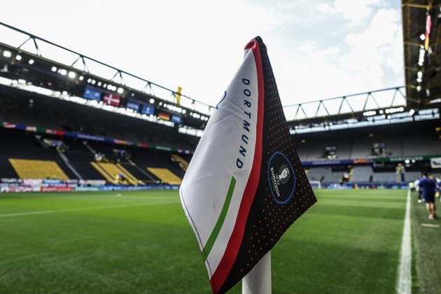 Fussball, UEFA EURO, EM, Europameisterschaft,Fussball 2024 Achtelfinale Deutschland - Dänemark 29.06.2024, BVB Stadium Dortmund Eckfahne mit der Aufschrift Dortmund und dem Logo der UEFA EURO 2024 vor dem Spiel im leeren Stadion Dortmund BVB Stadium Dortmund Nordrhein-Westfahlen Deutschland