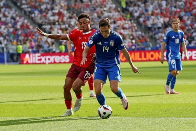 29.06.2024, xtgx, Fussball EM 2024 1 8 Finale, Schweiz - Italien emspor, v.l. Dan Ndoye (Schweiz) Federico Chiesa (Italien) Zweikampf, Aktion, action, battle for the ball (UEFA REGULATIONS PROHIBIT ANY USE OF PHOTOGRAPHS as IMAGE SEQUENCES and or QUASI-VIDEO) Berlin