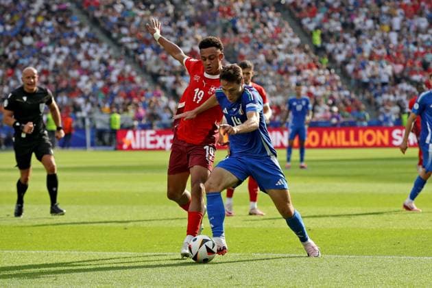 29.06.2024, xtgx, Fussball EM 2024 1 8 Finale, Schweiz - Italien emspor, v.l. Dan Ndoye (Schweiz) Federico Chiesa (Italien) Zweikampf, Aktion, action, battle for the ball (UEFA REGULATIONS PROHIBIT ANY USE OF PHOTOGRAPHS as IMAGE SEQUENCES and or QUASI-VIDEO) Berlin