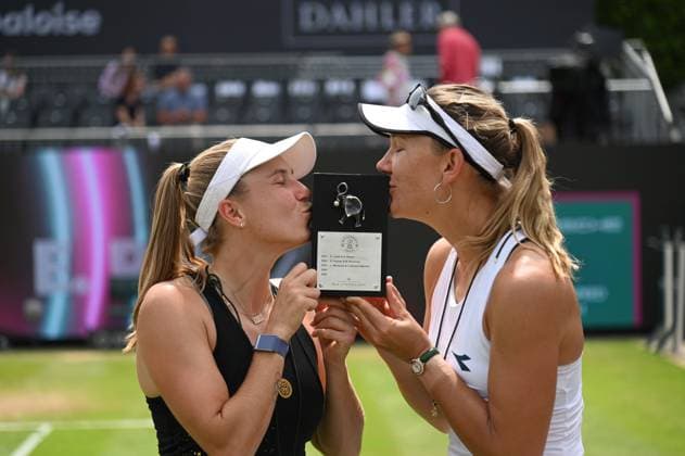 Sport Bilder des Tages 29.06.2024 Bad Homburg vor der Höhe Rasentennisturnier der WTA, Tennis Damen vom 22.6. bis 29.6.2024 Bad Homburg Open 2024 DOPPELFINALE zwischen Nicole Melichar-Martinez (USA) Ellen Perez (AUS) und Veronika KUDERMETOVA (Russsland) Hao Ching Chan (TWA) Bild zeigt die Siegerinen Melichar-Martinez und Perez