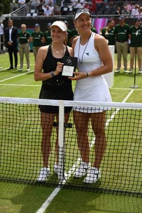 29.06.2024 Bad Homburg vor der Höhe Rasentennisturnier der WTA, Tennis Damen vom 22.6. bis 29.6.2024 Bad Homburg Open 2024 DOPPELFINALE zwischen Nicole Melichar-Martinez (USA) Ellen Perez (AUS) und Veronika KUDERMETOVA (Russsland) Hao Ching Chan (TWA) Bild zeigt die Siegerinen Melichar-Martinez und Perez
