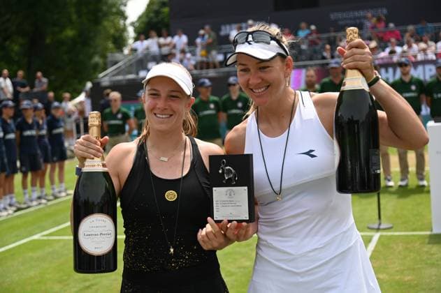 29.06.2024 Bad Homburg vor der Höhe Rasentennisturnier der WTA, Tennis Damen vom 22.6. bis 29.6.2024 Bad Homburg Open 2024 DOPPELFINALE zwischen Nicole Melichar-Martinez (USA) Ellen Perez (AUS) und Veronika KUDERMETOVA (Russsland) Hao Ching Chan (TWA) Bild zeigt die Siegerinen Melichar-Martinez und Perez