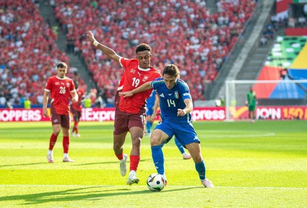 Fussball, Herren, Saison 2023 24, Euro 2024 (Achtelfinale) in Berlin, Schweiz - Italien, v.l. Dan Ndoye (Schweiz), Federico Chiesa (Italien), 29.06. 2024, Copyright: xSebastianxRäppold MatthiasxKochx