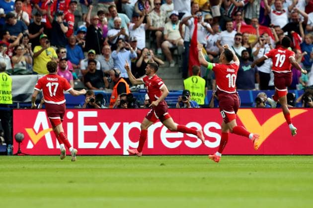 29.06.2024, xtgx, Fussball EM 2024 1 8 Finale, Schweiz - Italien emspor, v.l. Torjubel nach dem Tor zum celebrating the goal celebrate 1:0 durch Remo Freuler (Schweiz) mit Ruben Vargas (Schweiz) Granit Xhaka (Schweiz) Dan Ndoye (Schweiz) (UEFA REGULATIONS PROHIBIT ANY USE OF PHOTOGRAPHS as IMAGE SEQUENCES and or QUASI-VIDEO) Berlin