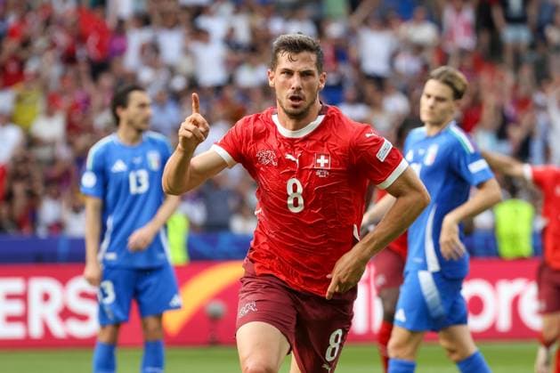 Sport Themen der Woche KW26 Sport Bilder des Tages Torjubel nach dem Tor zum 1:0 durch Remo Freuler (Schweiz, 08) , Fussball, UEFA , Europa Meisterschaft, (Achtelfinale) 2024, Schweiz vs. Italien, 29.06.2024, Olympiastadion Berlin, Berlin, Deutschland Berlin Olympiastadion Berlin Berlin Deutschland *** Goal celebration after the 1-0 goal by Remo Freuler Switzerland, 08 , Football, UEFA , European Championship, Round of 16 2024, Switzerland vs Italy, 29 06 2024, Olympiastadion Berlin, Berlin, Germany Berlin Olympiastadion Berlin Berlin Germany Copyright: xGrantxHubbsx