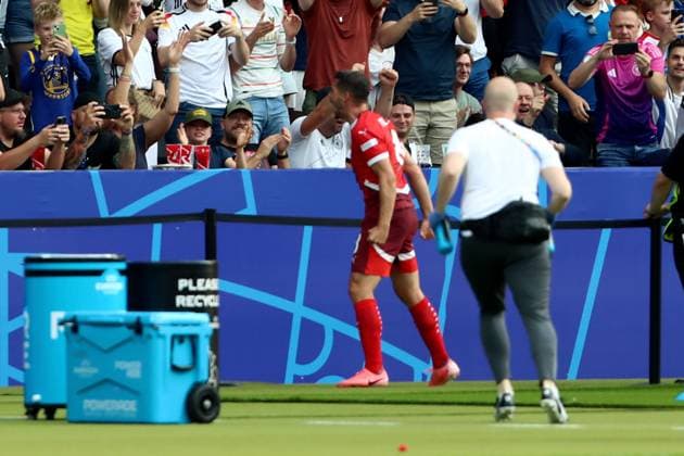 29.06.2024, xtgx, Fussball EM 2024 1 8 Finale, Schweiz - Italien emspor, v.l. Torjubel nach dem Tor zum celebrating the goal celebrate 1:0 durch Remo Freuler (Schweiz) (UEFA REGULATIONS PROHIBIT ANY USE OF PHOTOGRAPHS as IMAGE SEQUENCES and or QUASI-VIDEO) Berlin