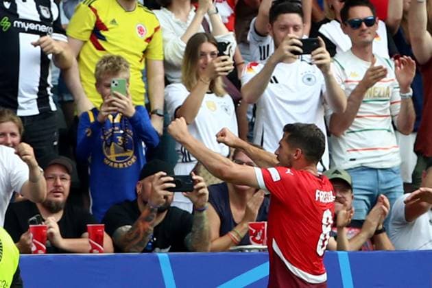 29.06.2024, xtgx, Fussball EM 2024 1 8 Finale, Schweiz - Italien emspor, v.l. Torjubel nach dem Tor zum celebrating the goal celebrate 1:0 durch Remo Freuler (Schweiz) (UEFA REGULATIONS PROHIBIT ANY USE OF PHOTOGRAPHS as IMAGE SEQUENCES and or QUASI-VIDEO) Berlin