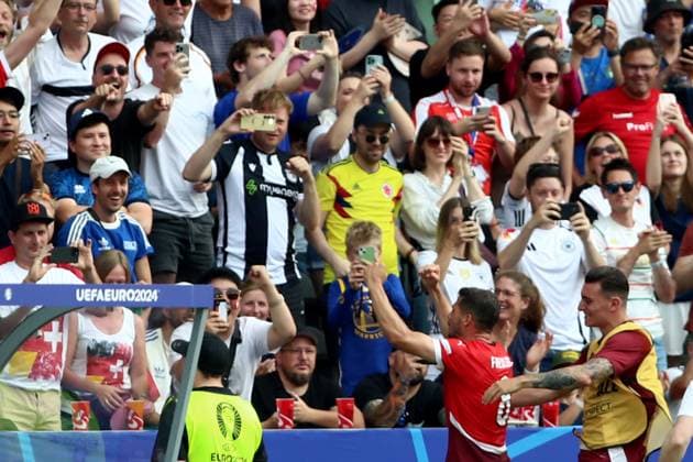 29.06.2024, xtgx, Fussball EM 2024 1 8 Finale, Schweiz - Italien emspor, v.l. Torjubel nach dem Tor zum celebrating the goal celebrate 1:0 durch Remo Freuler (Schweiz) (UEFA REGULATIONS PROHIBIT ANY USE OF PHOTOGRAPHS as IMAGE SEQUENCES and or QUASI-VIDEO) Berlin