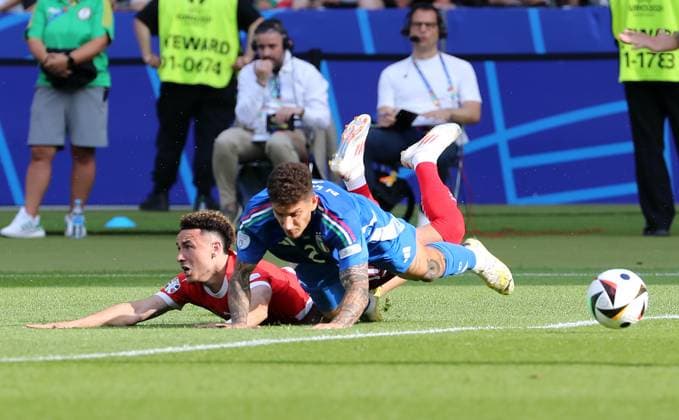 Ruben Vargas im Zweikampf mit Giovanni Di Lorenzo Fußball Fussball Europameisterschaft Euro 2024 EM Herren Saison 2023 2024 29.06.2024 Schweiz SUI vs. Italien ITA in Berlin DFL regulations prohibit any use of photographs as image sequences and or quasi-video.