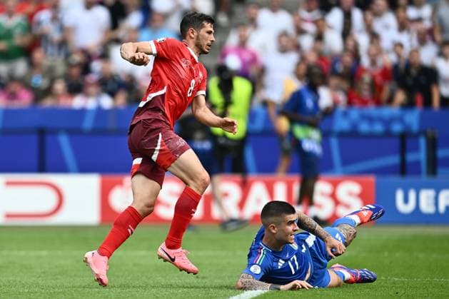 BERLIN, GERMANY - JUNE 29: Remo Freuler of Switzerland scoring the first goal during the match between Switzerland and Italy on Round of 16 - UEFA EURO, EM, Europameisterschaft,Fussball 2024 at Olympiastadion on June 28, 2024 in Berlin, Germany. Photo by Sebastian Frej Switzerland v Italy - Round of 16 - UEFA EURO 2024 Copyright: xSebastianxFrejx
