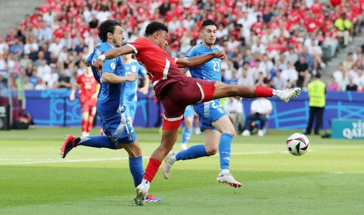 Matteo Darmian, Dan Ndoye, Alessandro Bastoni Zweikampf Spielszene Aktion Fußball Fussball Europameisterschaft Euro 2024 EM Herren Saison 2023 2024 29.06.2024 Schweiz SUI vs. Italien ITA in Berlin DFL regulations prohibit any use of photographs as image sequences and or quasi-video.