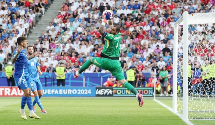 Giovanni Di Lorenzo, Bryan Cristante, Torwart Gianluigi Donnarumma fängt den Ball Spielszene Aktion Fußball Fussball Europameisterschaft Euro 2024 EM Herren Saison 2023 2024 29.06.2024 Schweiz SUI vs. Italien ITA in Berlin DFL regulations prohibit any use of photographs as image sequences and or quasi-video.