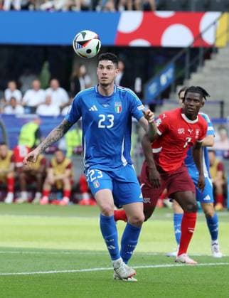 Alessandro Bastoni am Ball, Breel Embolo Fußball Fussball Europameisterschaft Euro 2024 EM Herren Saison 2023 2024 29.06.2024 Schweiz SUI vs. Italien ITA in Berlin DFL regulations prohibit any use of photographs as image sequences and or quasi-video.