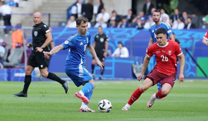 Nicolo Barella, Fabian Rieder Zweikampf Spielszene Aktion Fußball Fussball Europameisterschaft Euro 2024 EM Herren Saison 2023 2024 29.06.2024 Schweiz SUI vs. Italien ITA in Berlin DFL regulations prohibit any use of photographs as image sequences and or quasi-video.