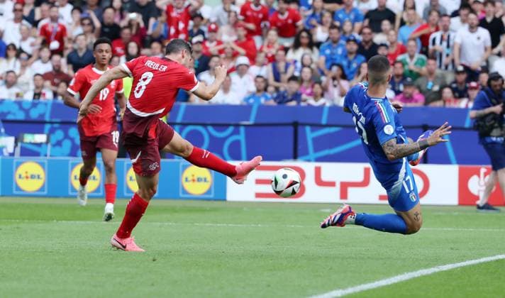 Remo Freuler erzielt das Tor zum 1:0, Gianluca Mancini Zweikampf Spielszene Aktion Fußball Fussball Europameisterschaft Euro 2024 EM Herren Saison 2023 2024 29.06.2024 Schweiz SUI vs. Italien ITA in Berlin DFL regulations prohibit any use of photographs as image sequences and or quasi-video.