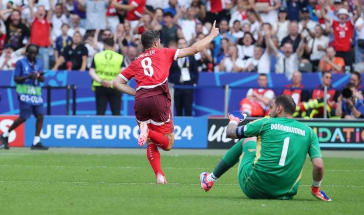 Remo Freuler jubelt nach 1:0, Torwart Gianluigi Donnarumma am Boden Freude Emotion Jubel Fußball Fussball Europameisterschaft Euro 2024 EM Herren Saison 2023 2024 29.06.2024 Schweiz SUI vs. Italien ITA in Berlin DFL regulations prohibit any use of photographs as image sequences and or quasi-video.