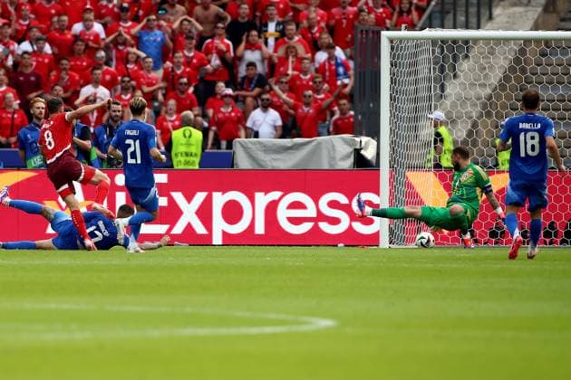 29.06.2024, xtgx, Fussball EM 2024 1 8 Finale, Schweiz - Italien emspor, v.l. Remo Freuler (Schweiz) erzielt das Tor zum scores the goal 1:0 Gianluigi Donnaruma (Italien) (UEFA REGULATIONS PROHIBIT ANY USE OF PHOTOGRAPHS as IMAGE SEQUENCES and or QUASI-VIDEO) Berlin