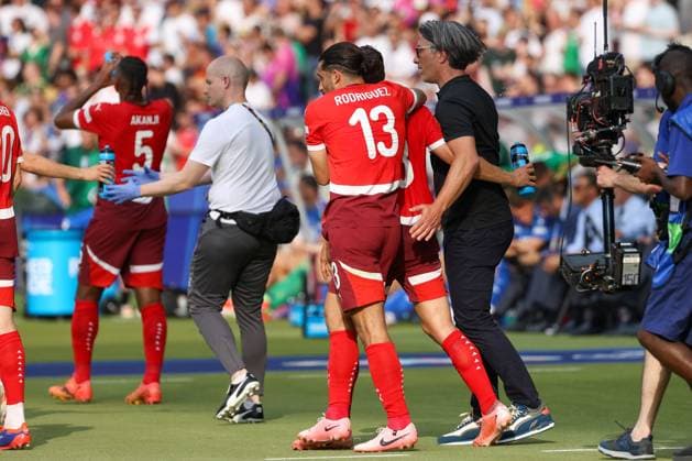 Torjubel nach dem Tor zum 1:0 durch Remo Freuler (Schweiz, 08), hier mit Ricardo Rodriguez (Schweiz, 13) und Murat Yakin (Schweiz, Trainer) , Fussball, UEFA , Europa Meisterschaft, (Achtelfinale) 2024, Schweiz vs. Italien, 29.06.2024, Olympiastadion Berlin, Berlin, Deutschland Berlin Olympiastadion Berlin Berlin Deutschland Copyright: xGrantxHubbsx