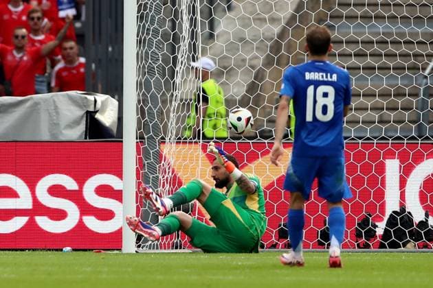 29.06.2024, xtgx, Fussball EM 2024 1 8 Finale, Schweiz - Italien emspor, v.l. Remo Freuler (Schweiz) erzielt das Tor zum scores the goal 1:0 Gianluigi Donnaruma (Italien) (UEFA REGULATIONS PROHIBIT ANY USE OF PHOTOGRAPHS as IMAGE SEQUENCES and or QUASI-VIDEO) Berlin