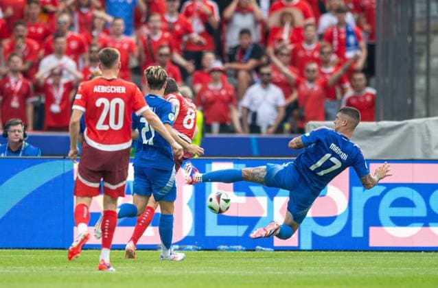 Fussball, Herren, Saison 2023 24, Euro 2024 (Achtelfinale) in Berlin, Schweiz - Italien, Remo Freuler (Schweiz) erzielt das Tor zum 1:0 gegen Nicolo Fagioli (Italien) und Gianluca Mancini (Italien), 29.06. 2024, Copyright: xSebastianxRäppold MatthiasxKochx