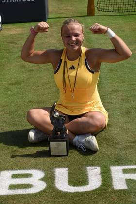29.06.2024 Bad Homburg vor der Höhe Rasentennisturnier der WTA, Tennis Damen vom 22.6. bis 29.6.2024 Bad Homburg Open 2024 Finale Einzel zwischen Diana Shnaider (RUS) und und Donna Vekic (Kroatien) Bild zeigt Siegeri der Bad Homburg Open 2024 - Diana Schneider