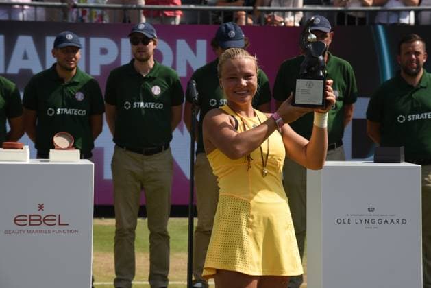 29.06.2024 Bad Homburg vor der Höhe Rasentennisturnier der WTA, Tennis Damen vom 22.6. bis 29.6.2024 Bad Homburg Open 2024 Finale Einzel zwischen Diana Shnaider (RUS) und und Donna Vekic (Kroatien) Bild zeigt Siegeri der Bad Homburg Open 2024 - Diana Schneider