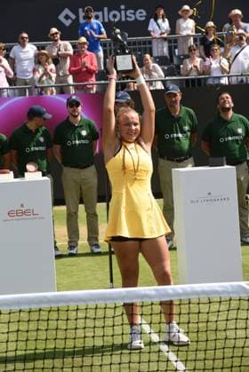 29.06.2024 Bad Homburg vor der Höhe Rasentennisturnier der WTA, Tennis Damen vom 22.6. bis 29.6.2024 Bad Homburg Open 2024 Finale Einzel zwischen Diana Shnaider (RUS) und und Donna Vekic (Kroatien) Bild zeigt Siegeri der Bad Homburg Open 2024 - Diana Schneider