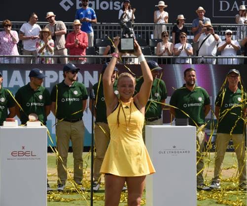 29.06.2024 Bad Homburg vor der Höhe Rasentennisturnier der WTA, Tennis Damen vom 22.6. bis 29.6.2024 Bad Homburg Open 2024 Finale Einzel zwischen Diana Shnaider (RUS) und und Donna Vekic (Kroatien) Bild zeigt Siegeri der Bad Homburg Open 2024 - Diana Schneider