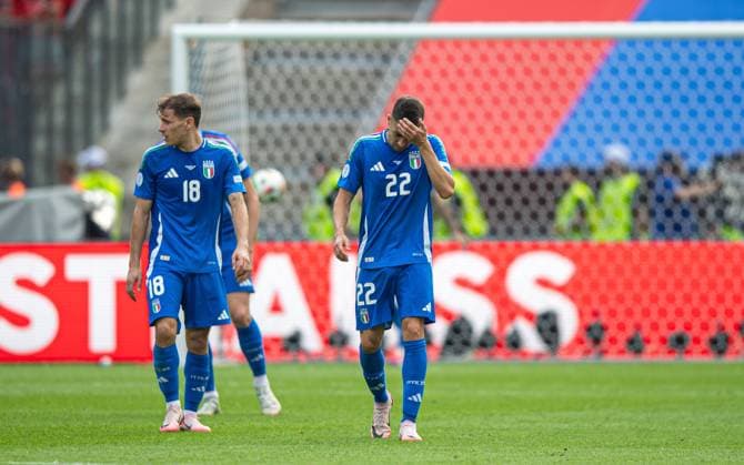 Fussball, Herren, Saison 2023 24, Euro 2024 (Achtelfinale) in Berlin, Schweiz - Italien, v.l. Nicolo Barella (Italien), Stephan El Shaarawy (Italien), Enttäuschung nach Gegentor zum 1:0, 29.06. 2024, Copyright: xSebastianxRäppold MatthiasxKochx