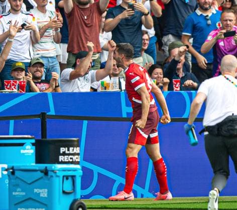 Fussball, Herren, Saison 2023 24, Euro 2024 (Achtelfinale) in Berlin, Schweiz - Italien, Remo Freuler (Schweiz), Jubel nach Tor zum 1:0, 29.06. 2024, Copyright: xSebastianxRäppold MatthiasxKochx