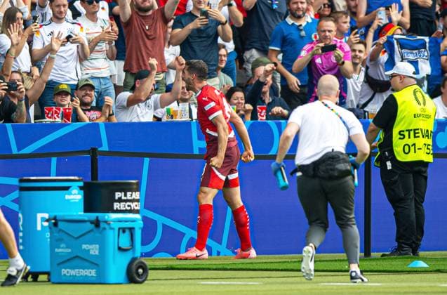 Fussball, Herren, Saison 2023 24, Euro 2024 (Achtelfinale) in Berlin, Schweiz - Italien, Remo Freuler (Schweiz), Jubel nach Tor zum 1:0, 29.06. 2024, Copyright: xSebastianxRäppold MatthiasxKochx