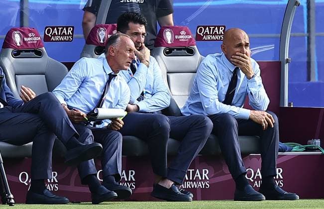 Sport Bilder des Tages Italy manager Luciano Spalletti and Assistant Gianluigi Buffon look thoughtful in the first half Switzerland v Italy, UEFA European Championship, EM, Europameisterschaft 2024, Round of 16, Football, Olympiastadion, Berlin, Germany - 29 Jun 2024 EDITORIAL USE ONLY No use with unauthorised audio, video, data, fixture lists, club league logos or live services. Online in-match use limited to 120 images, no video emulation. No use in betting, games or single club league player publications. Copyright: xMichaelxZemanek Shutterstockx 14562039au