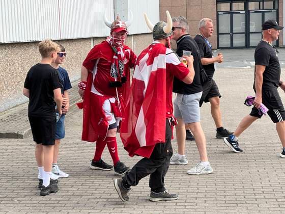 Dänische Fans sorgen als Wikinger kostümiert für Aufsehen - Dortmund 29.06.2024: Deutschland vs. Dänemark, EURO2024 M37, Achtelfinale, EM-Arena Dortmund
