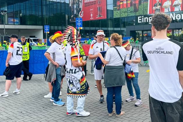 Deutsche Fans warten auf Einlass - Dortmund 29.06.2024: Deutschland vs. Dänemark, EURO2024 M37, Achtelfinale, EM-Arena Dortmund