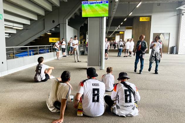 Fans gucken Italien vs. Schweiz im Stadion - Dortmund 29.06.2024: Deutschland vs. Dänemark, EURO2024 M37, Achtelfinale, EM-Arena Dortmund