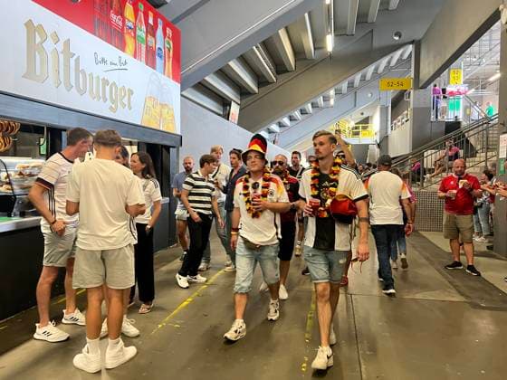 Fans an den Verpflegungsständen - Dortmund 29.06.2024: Deutschland vs. Dänemark, EURO2024 M37, Achtelfinale, EM-Arena Dortmund