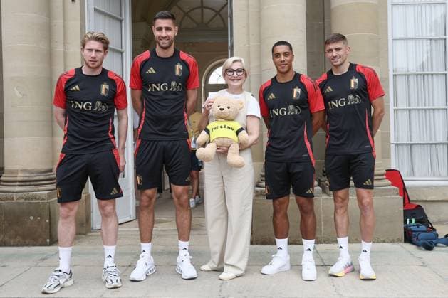 Sport Bilder des Tages Belgium s Kevin De Bruyne, Belgium s goalkeeper Koen Casteels, Marion Mayer-Verfelder (Coodinator Euro2024 Baden Wurttemberg), Belgium s Youri Tielemans and Belgium s Timothy Castagne pictured during an informal press moment of some players of Belgian national soccer team Red Devils, Saturday 29 June 2024 at their base camp in Freiberg am Neckar, Germany, during the UEFA EURO, EM, Europameisterschaft,Fussball 2024 European Soccer Championships. On Monday the Red Devils will meet France in the Round of 16. BRUNOxFAHY  x95498397x