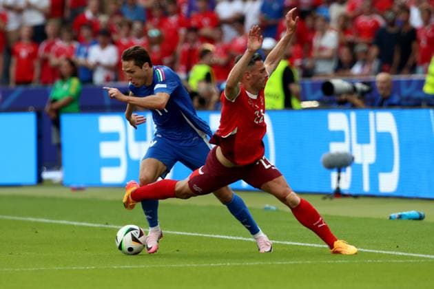 29.06.2024, xtgx, Fussball EM 2024 1 8 Finale, Schweiz - Italien emspor, v.l. Giacomo Raspadori (Italien) Fabian Schär (Schweiz) Zweikampf, Aktion, action, battle for the ball (UEFA REGULATIONS PROHIBIT ANY USE OF PHOTOGRAPHS as IMAGE SEQUENCES and or QUASI-VIDEO) Berlin