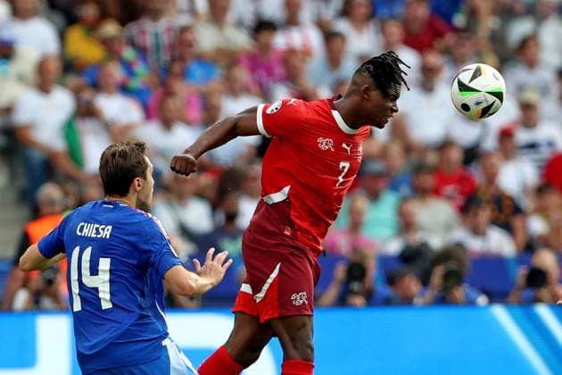 29.06.2024, xtgx, Fussball EM 2024 1 8 Finale, Schweiz - Italien emspor, v.l. Federico Chiesa (Italien) Breel Donald Embolo (Schweiz) Zweikampf, Aktion, action, battle for the ball (UEFA REGULATIONS PROHIBIT ANY USE OF PHOTOGRAPHS as IMAGE SEQUENCES and or QUASI-VIDEO) Berlin