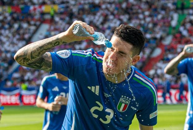 Fussball, Herren, Saison 2023 24, Euro 2024 (Achtelfinale) in Berlin, Schweiz - Italien, Alessandro Bastoni (Italien) spritzt sich Wasser ins Gesicht, 29.06. 2024, Copyright: xSebastianxRäppold MatthiasxKochx
