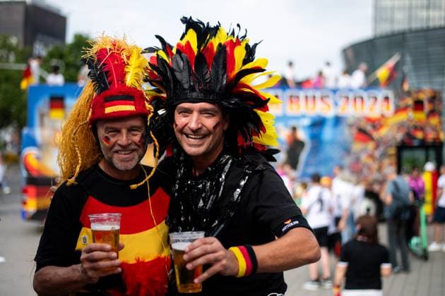 Sport Themen der Woche KW26 Fans von Deutschland am Hauptbahnhof Dortmund bei der Anreise zum Spiel im Stadion in der Fanzone Public Viewing, GER, Germany (GER) vs Denmark (DEN), Fussball Europameisterschaft, UEFA EURO, EM, Europameisterschaft,Fussball 2024, Round of 16, 29.06.2024 GER, Germany (GER) vs Denmark (DEN), Fussball Europameisterschaft, UEFA EURO 2024, Round of 16, 29.06.2024 Dortmund *** Fans of Germany at Dortmund main station on their way to the match in the stadium in the fan zone Public Viewing, GER, Germany GER vs Denmark DEN , European Football Championship, UEFA EURO 2024, Round of 16, 29 06 2024 GER, Germany GER vs Denmark DEN , European Football Championship, UEFA EURO 2024, Round of 16, 29 06 2024 Dortmund Copyright: xEibner-Pressefoto Memmlerx EP_MMR