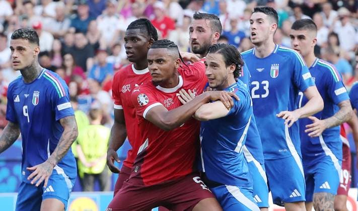 Manuel Akanji im Zweikampf mit Matteo Darmian Fußball Fussball Europameisterschaft Euro 2024 EM Herren Saison 2023 2024 29.06.2024 Schweiz SUI vs. Italien ITA in Berlin DFL regulations prohibit any use of photographs as image sequences and or quasi-video.