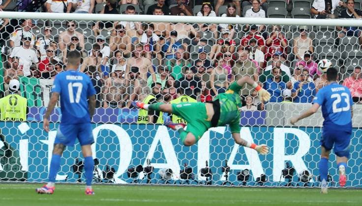 Torwart Gianluigi Donnarumma kassiert das 2:0 durch Ruben Vargas (nicht im Bild) Fußball Fussball Europameisterschaft Euro 2024 EM Herren Saison 2023 2024 29.06.2024 Schweiz SUI vs. Italien ITA in Berlin DFL regulations prohibit any use of photographs as image sequences and or quasi-video.